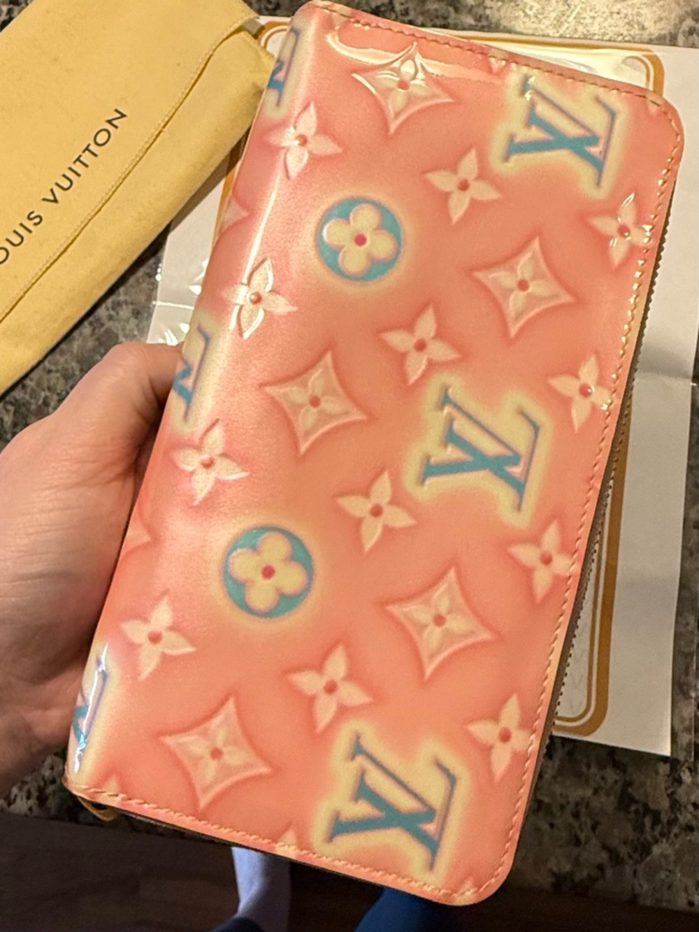 Louis Vuitton Valentine's Vernis
Monogram Limited Edition
Long Zippy Wallet - Picture 6 of 13
